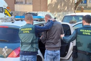 Agentes de la Guardia Civil con el detenido.