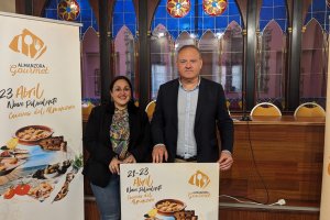 El alcalde Antonio Fernández y la concejala de Comercio Melchi  Caparrós.