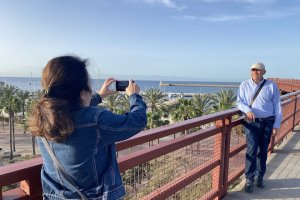 Primeros turistas visitando el Cable Inglés la pasada semana.