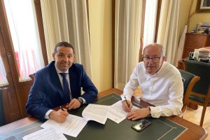 El delegado de Economía, Guillermo Casquet, firma un acuerdo de cesión con el alcalde José Fernández.