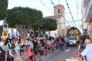 Desfile de carrozas de las fiestas pasadas.