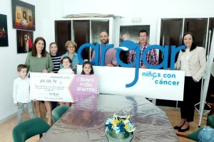 Los organizadores hacen entrega del cheque de recaudación con el I Torneo de Fútbol Benéfico.