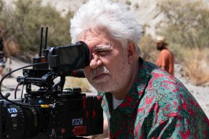 Pedro Almodóvar, rodando en el Desierto de Tabernas en agosto de 2022. Foto: Iglesias Más.