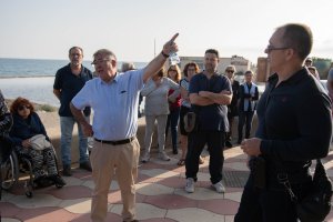 Imagen de la cacerolada organizada ayer tarde por vecinos en el barrio costero de Costacabana para protestar por el vertido de agua.