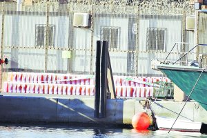 Garrafas en el Puerto de Almería. Foto: Héroes del mar.