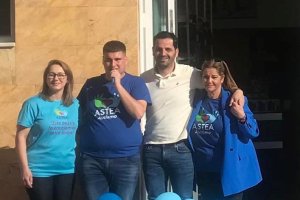 Uno de los colaboradores de la gala junto a miembros de la asociación.