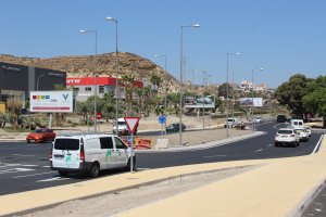 La glorieta de acceso a los polígonos, abierta completamente al tráfico este miércoles, ha completado las obras.