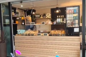 El kiosco del Paseo de Almería, ahora punto de venta de empanadas.