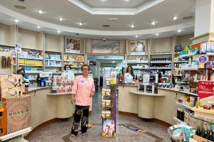 La propietaria de la Farmacia Ruíz Collado Juana junto a su equipo profesional