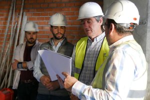 Visita al inicio de las obras de la nueva sala.