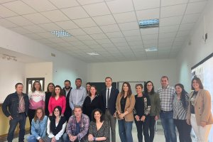 Fotografía de familia con miembros del curso y autoridades como el delegado y el alcalde.