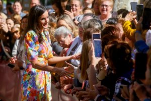 Letizia saludando.
