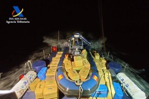 Narcolancha intervenida con los 108 fardos de hachís.