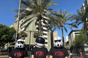 Las \'extrañas\' personas con casco que anuncian la llegada de Füd