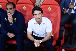 Rubi mira al fotógrafo de LA VOZ antes del Almería-Valencia.