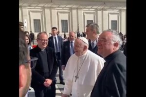 El Papa Francisco, con Antonio Gómez Cantero, ante los alumnos del Colegio Diocesano de San Ildefonso.