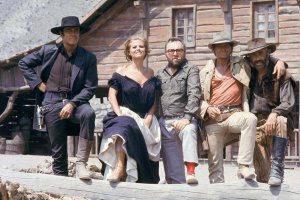 Henry Fonda, Claudia Cardinale, Sergio Leone, Charles Bronson y Jason Robards en el poblado Western Leone.