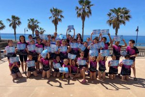 Los nadadores del Mare Nostrrum muestran sus diplomas.