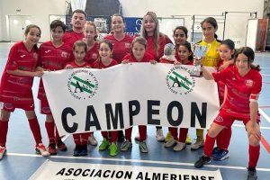 Las jugadoras del Dalías muestran su trofeo.