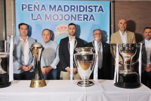 Parte de la directiva con invitados al V Aniversario.