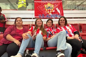aficionadas del Almería en el Cívitas Metropolitano, rojiblancas 100%.