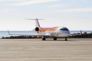 Imagen de archivo de un avión tras aterrizar en el Aeropuerto de Almería.