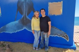 Maki y Nicolás junto a su primera creación para Mojácar.