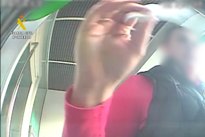 La mujer, sacando dinero de un cajero automático.