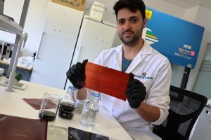 El investigador José Ángel Moro con una muestra del nuevo bioplástico