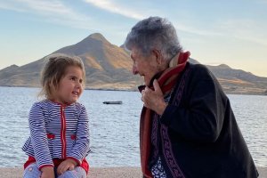 Dolores junto a Carlota, su bisnieta.