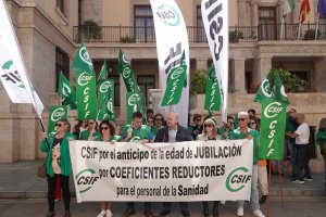 CSIF se ha concentrado este martes ante la Subdelegación del Gobierno.