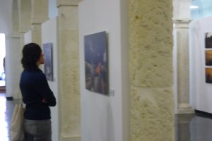 Una visitante observa una fotografía en el CAF.