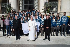 Foto de familia de los alumnos de Primero de Bachillerato del Colegio Diocesano de Almería junto al obispo y al Papa Francisco.