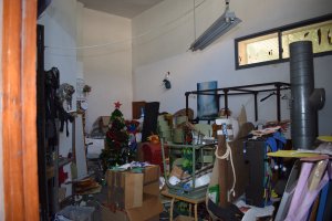 El salón de actos se ha convertido en un almacén trastero.