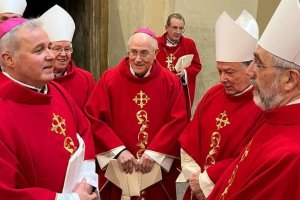 Adolfo González Montes, en el centro, en el funeral del Papa Benedicto XVi.