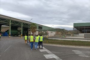 Visita de un grupo de chavales de Cruz Roja a la planta de compostaje
