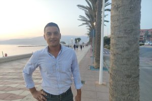 Francisco Rodríguez posando para LA VOZ y SER en el Paseo Marítimo.