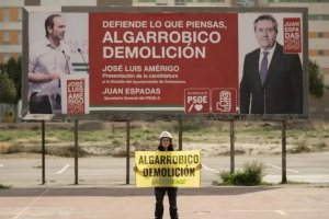 Activista de Greenpeace frente al polémico cartel.