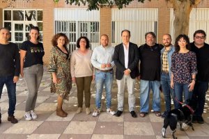 El alcalde de Fondón, Valentín Martín, junto al equipo de la UAL que se encargará de recopilar los testimonios de los mayores del pueblo.
