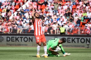 Luis Suárez se lamenta en el área del Athletic en la primera mitad del choque.