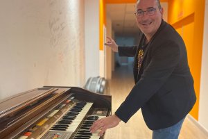 Mazuecos junto a la pared de firmas de artistas memorables que han pasado por Clasijazz