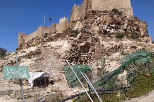 La valla que protegía el lugar de las excavaciones se ha venido abajo en los últimos meses.