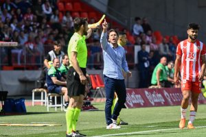 Rubi protestando al auxiliar en una jugada de la primera parte.
