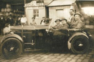 En la foto de 1930, montados delante en un Ford, José Navarro Moner y su padre José Navarro Corbató. Detrás, un empleado y con sombrero, Manuel Páez