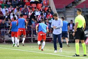 Rubi mirando el reloj en la segunda mitad del duelo ante el Athletic Club.