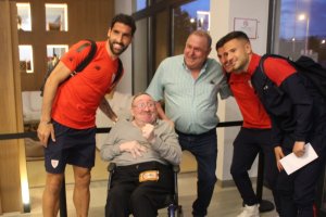 Con los futbolistas del Athletic en un momento que nunca olvidará.