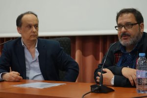 El decano de Humanidades Rafael Quirosa-Cheyrouze y el editor Domínguez Hernaz.