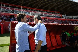 Rubi saludando a Valverde antes del partido.