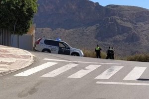Un coche patrulla vigila los accesos a la Urbanización de Las Colinas, en Aguadulce.