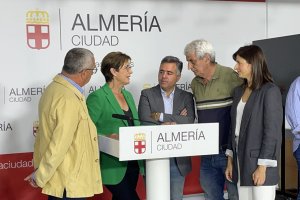 Adriana Valverde acompañada de miembros del grupo municipal socialista